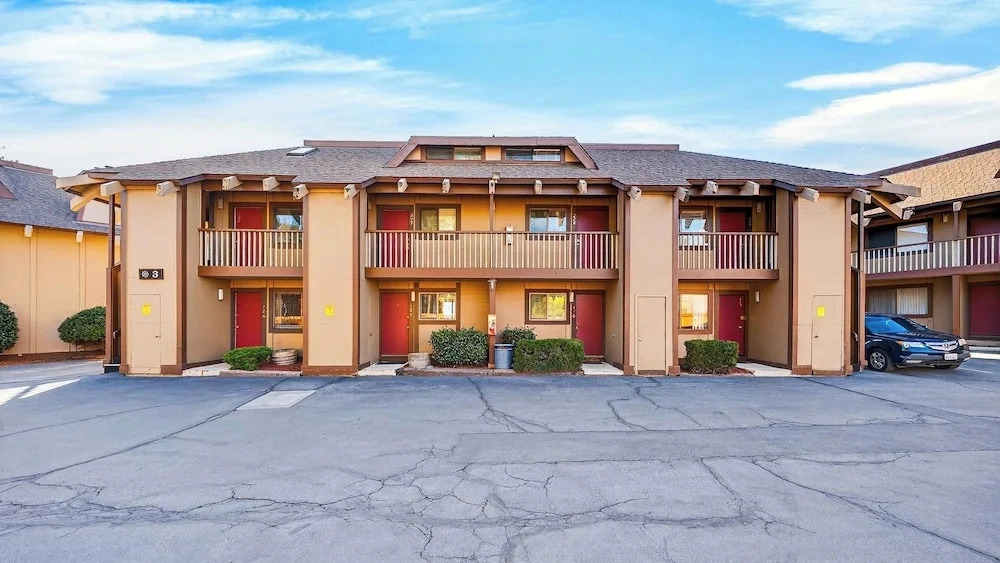 Beach Front Perch by Avantstay Lakefront Condo + Views + Near Dining and Skiing