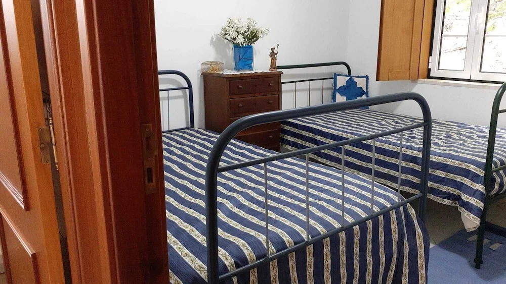 2-Bedrooms Sleeps 4 10 min drive to Coimbra