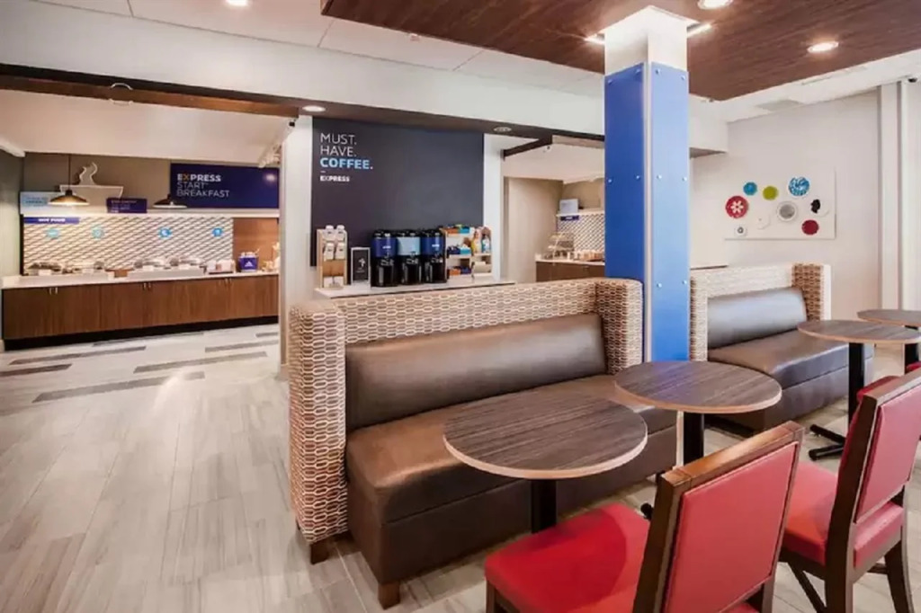 Holiday Inn Express & Suites - Roanoke - Civic Center