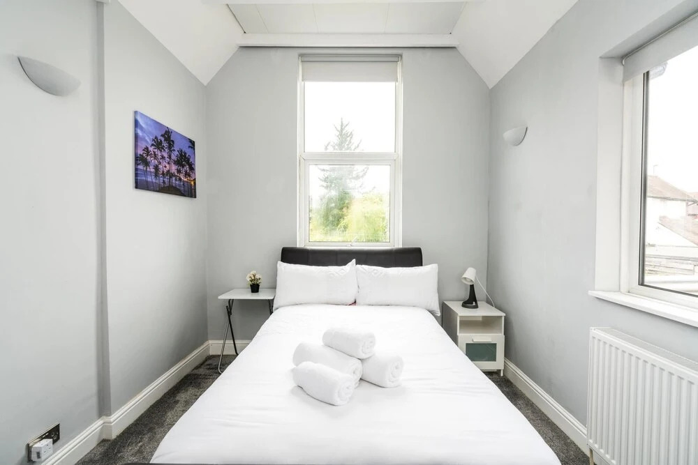 Sleek 2BD Home Close Brent Cross Shopping Centre