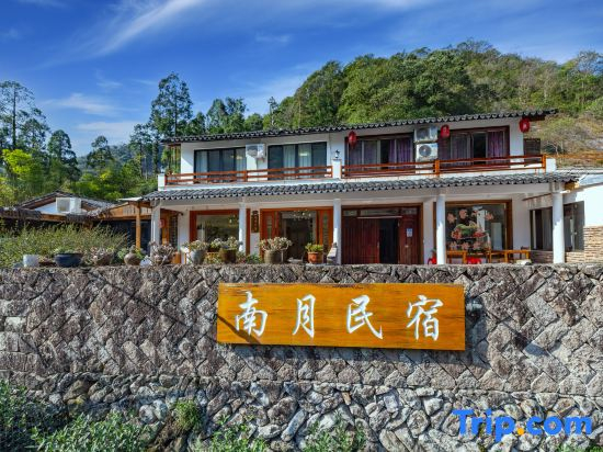 Yandang Mountain South Moon House