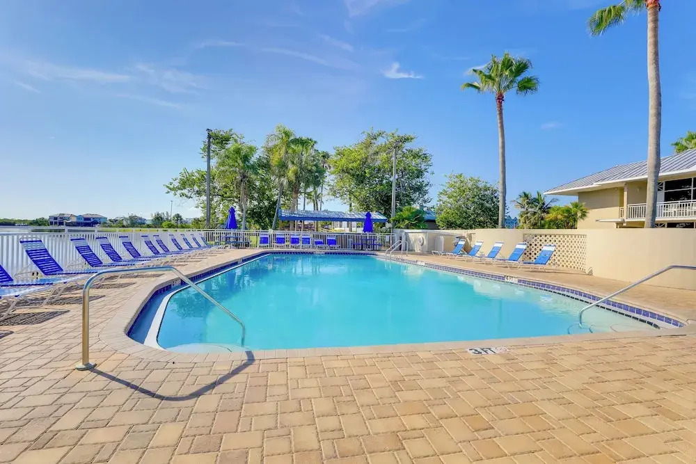 1 Mi to Beach: Coastal-zen Ruskin Retreat!