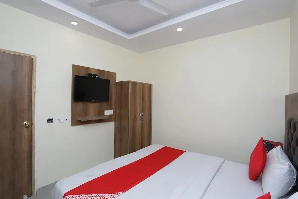 Bg House by OYO Rooms