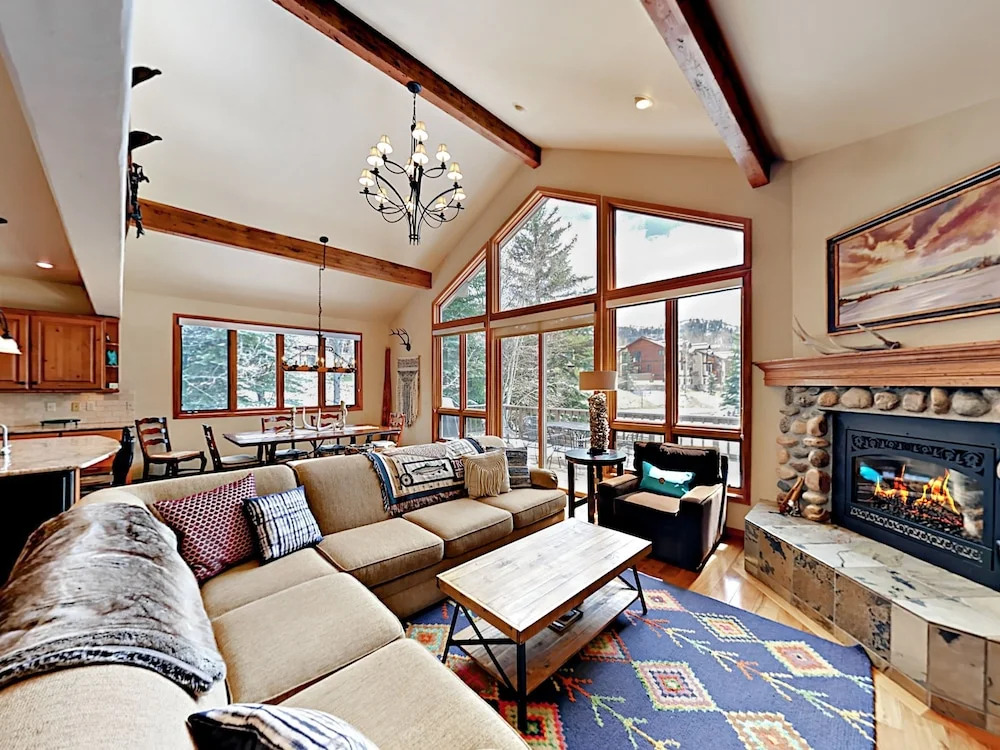 Window-lined  With Hot Tub 4 Bedroom Home