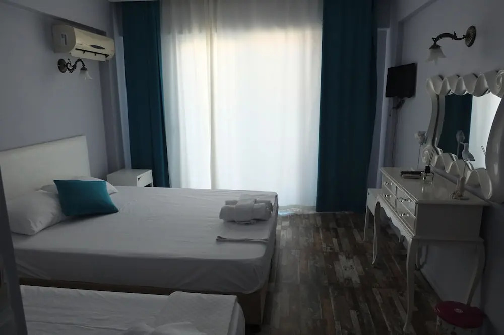 Lapis Port Surf Hotel