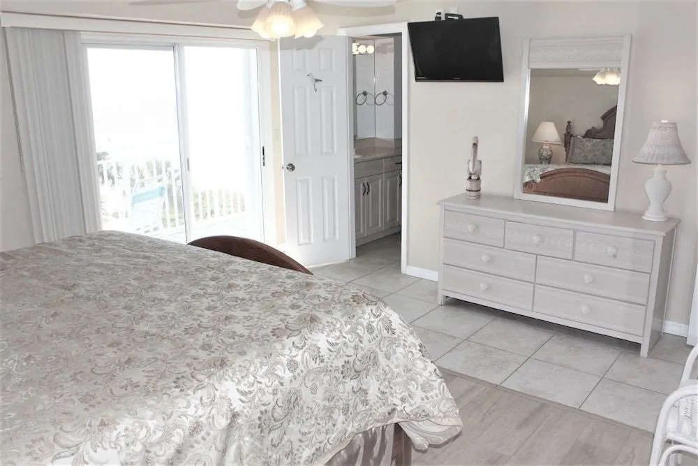 Jamaica Royale 401 - 2 Br Condo