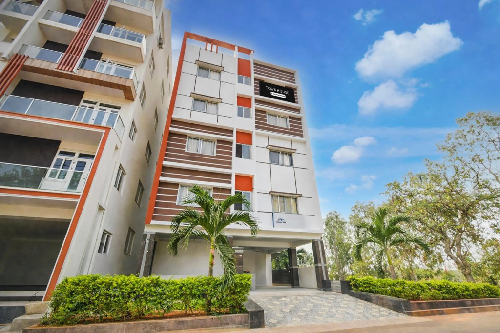 Super Townhouse Financial District Gachibowli Formerly Srinika Inn