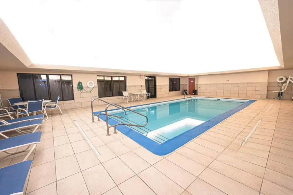 Holiday Inn Express & Suites Springfield, an IHG Hotel