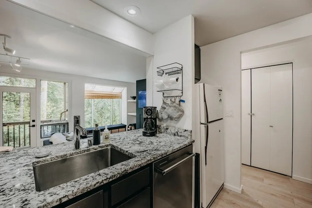 64sw - Pets Ok - Wood Stove - Sleeps 4 1 Bedroom Condo by RedAwning