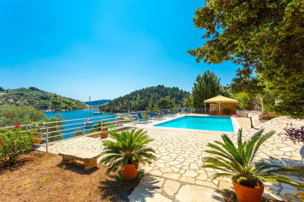 Dolphin House Large Private Pool Walk to Beach Sea Views A C Wifi Car Not Required - 557