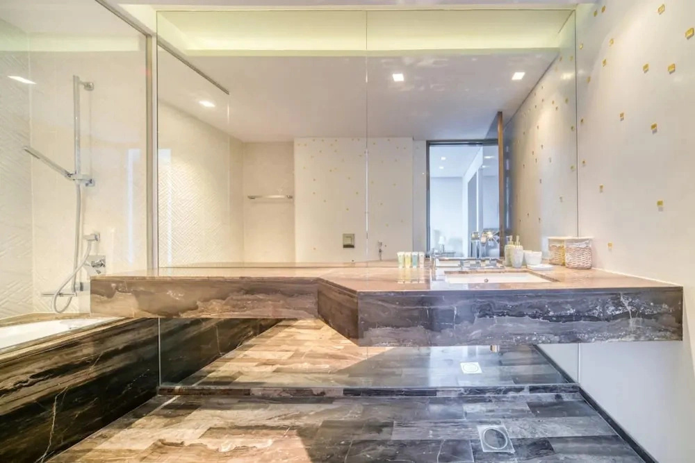High-end Luxe Apt w Marina Views