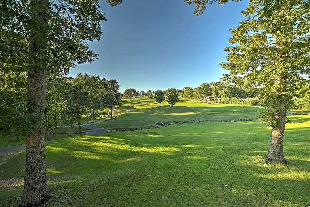 Holiday Hills Resort Condo: 3 Mi to Branson Strip!