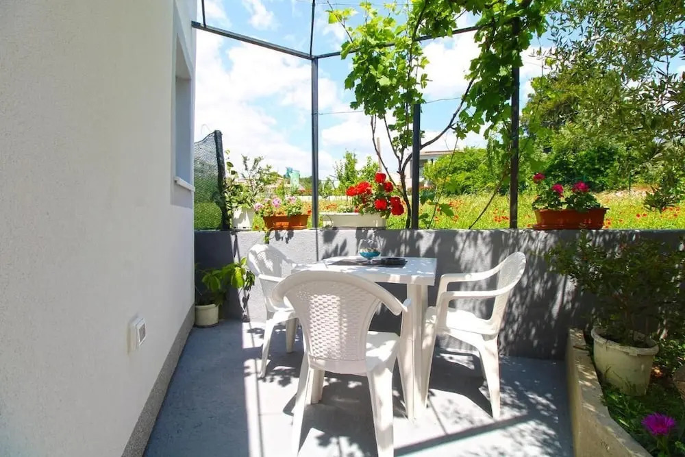 Cozy Apartment With Patio and Parking