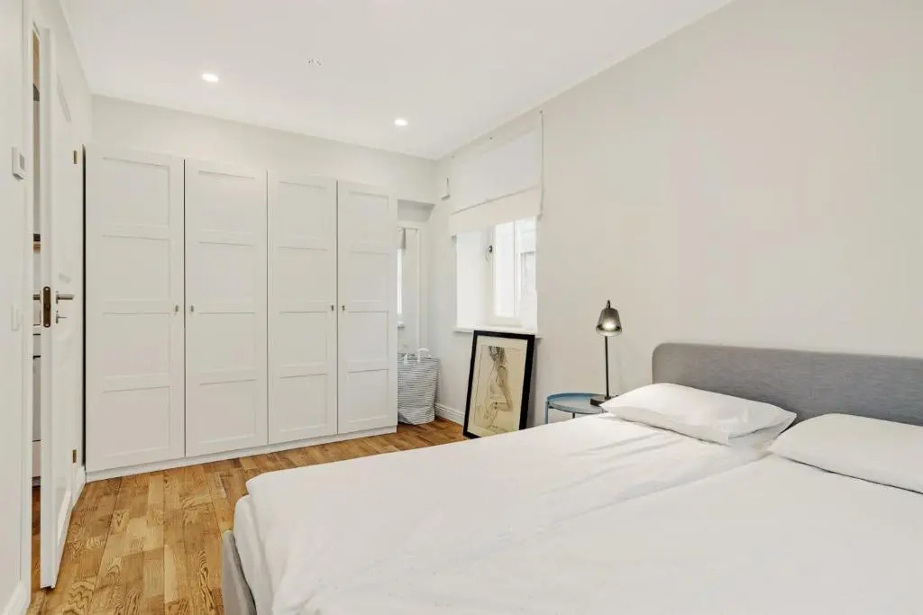 New 1BR in superb location. Free parking & WIFI