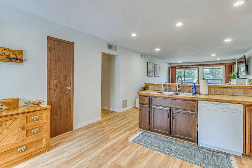 < 2 Mi to Grindstone Lake & Trails! Mtn-view Condo