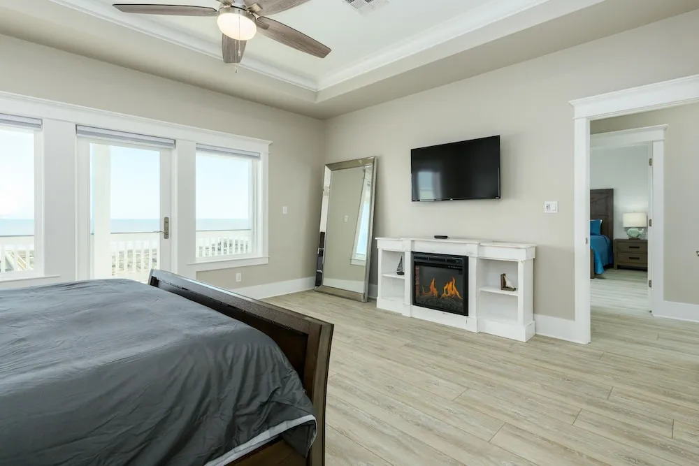 New Listing! Spacious Brand-new Beach 4 Bedroom Home