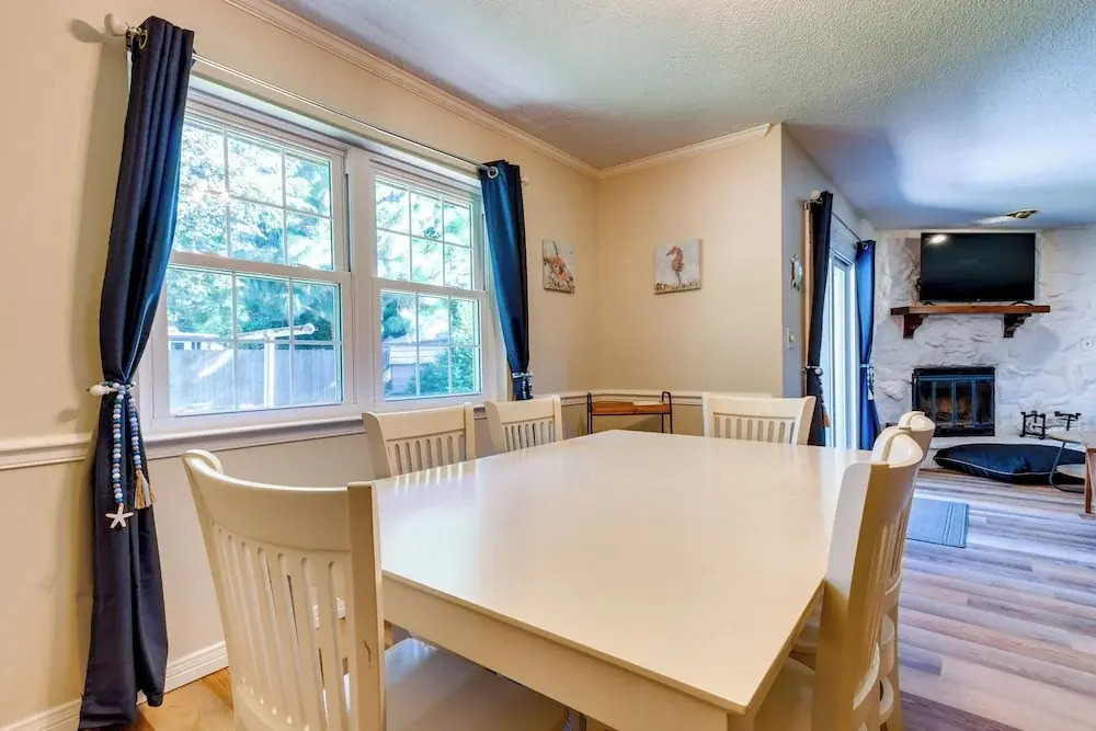 Gulf Breeze Oasis w/ Patio, Grill & Beach Chairs