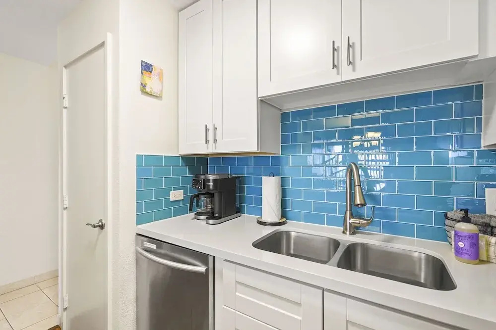 Experience Kamaole Sands 4-409 - Ocean Views, Spacious, Renovated, Wi-fi, AC!
