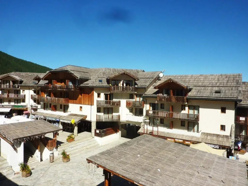 Appartement cosy avec WiFi gratuit, piscine chauffée, sauna, et accès direct aux pistes, Les Orres 1800. - FR-1-322-302