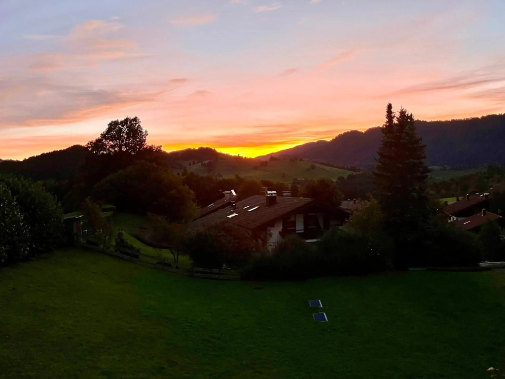 Wunderschöne Wohnung mit Balkon und Blick auf die Alpen