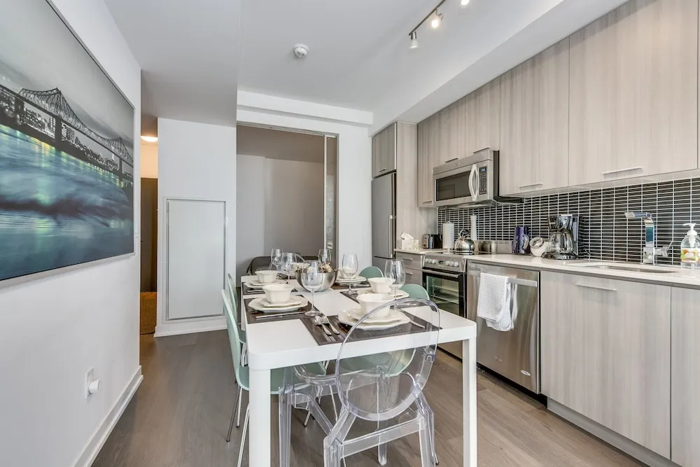 Stylish New 2BR Luxury Condo w Parking