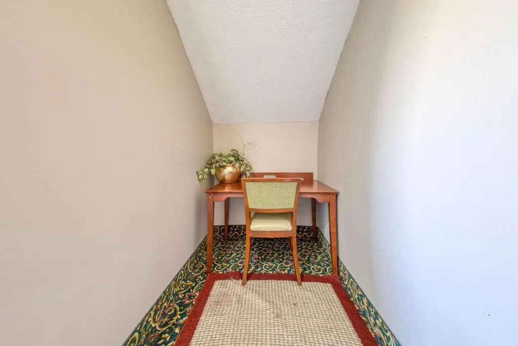 Burgundy Inn & Suites