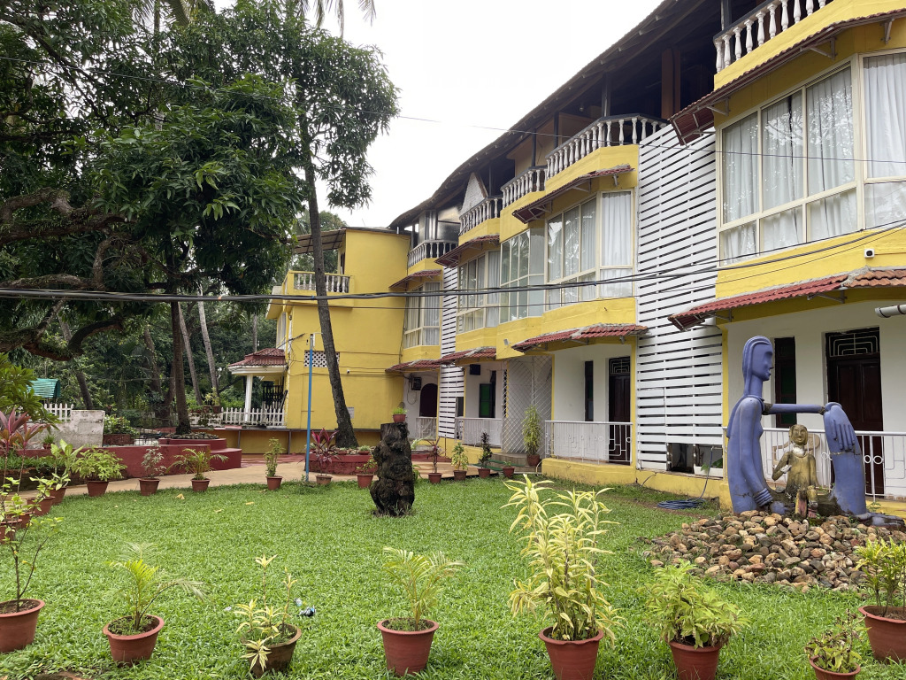 Salotel- near Mae De Deus Church
