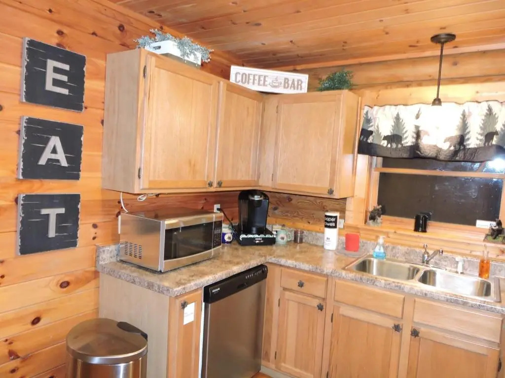 5 min to Dollywood, great location, excellent parking, hot tub, pool table