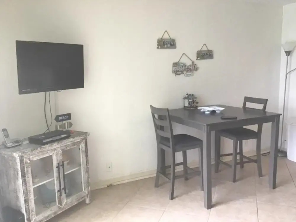 Updated Condo Across The Street From Daytona Beach, Lots Of Amenities 1 Bedroom Condo