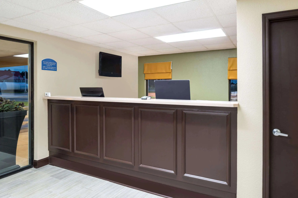 Super 8 by Wyndham Charleston Sikeston East MO