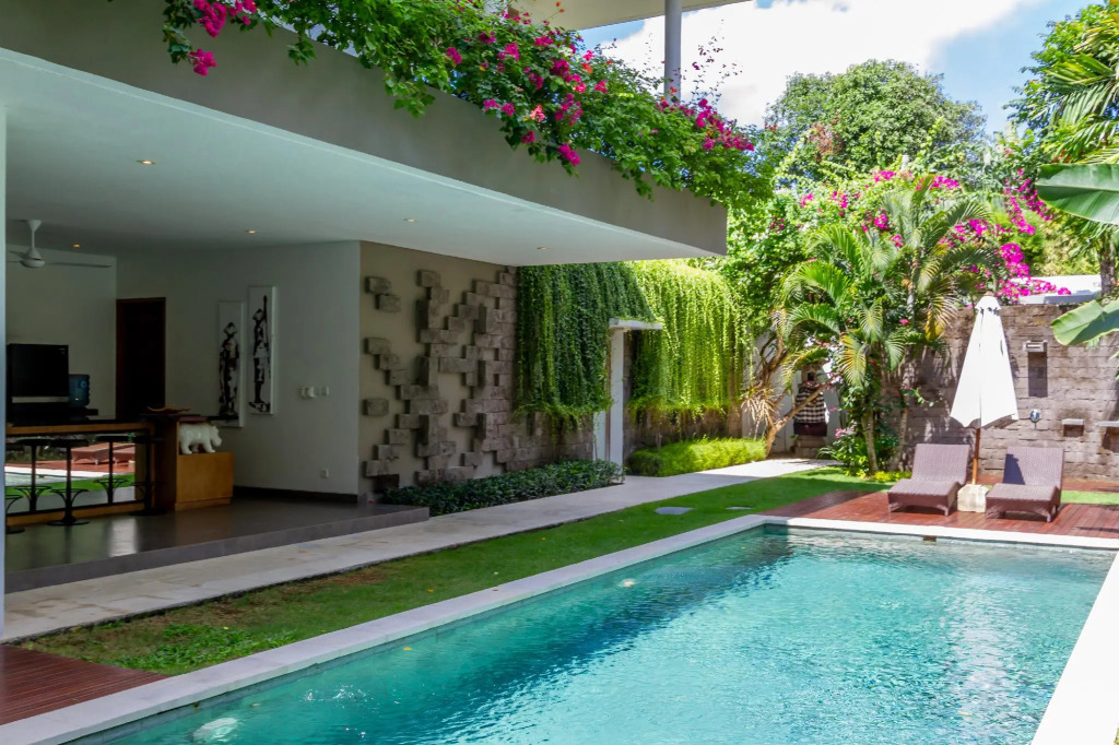 Villa Paloma - Chic Tropical Garden Villa with Outdoor Pool