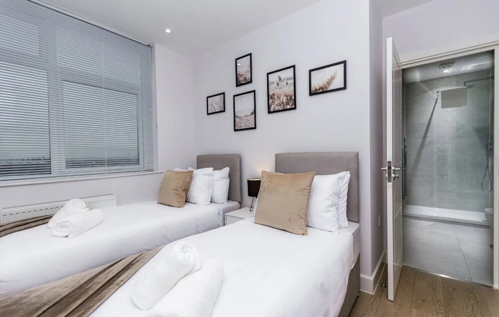 Elegant Central Private Parking Leisure Contractor