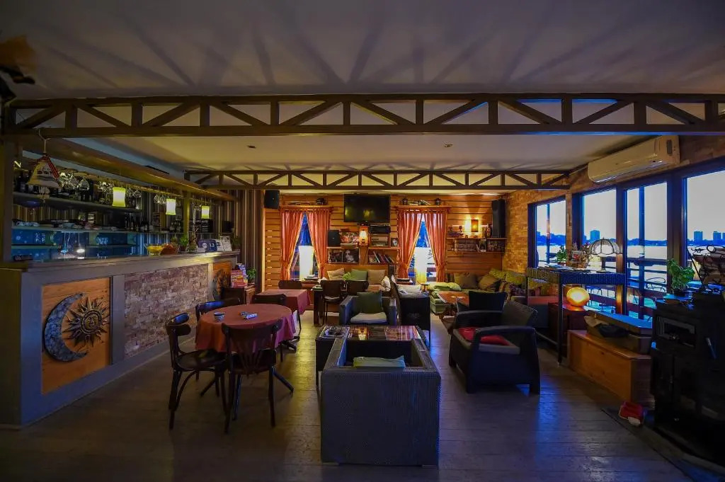 San Art Floating Hostel & Apartments