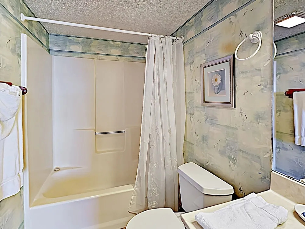 New Listing! Gulf-view Beauty W/ Pools, Gym, Sauna 3 Bedroom Condo
