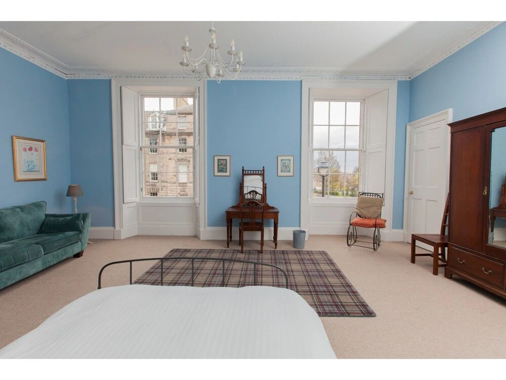 Spacious, Elegant 4BR New Town Flat For 9