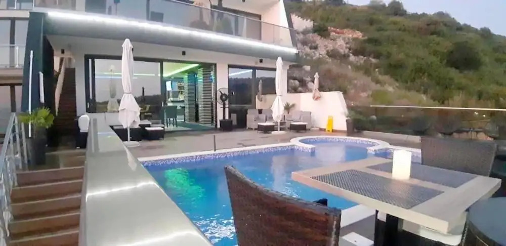 Apartment and Rooms Lux Beciragic