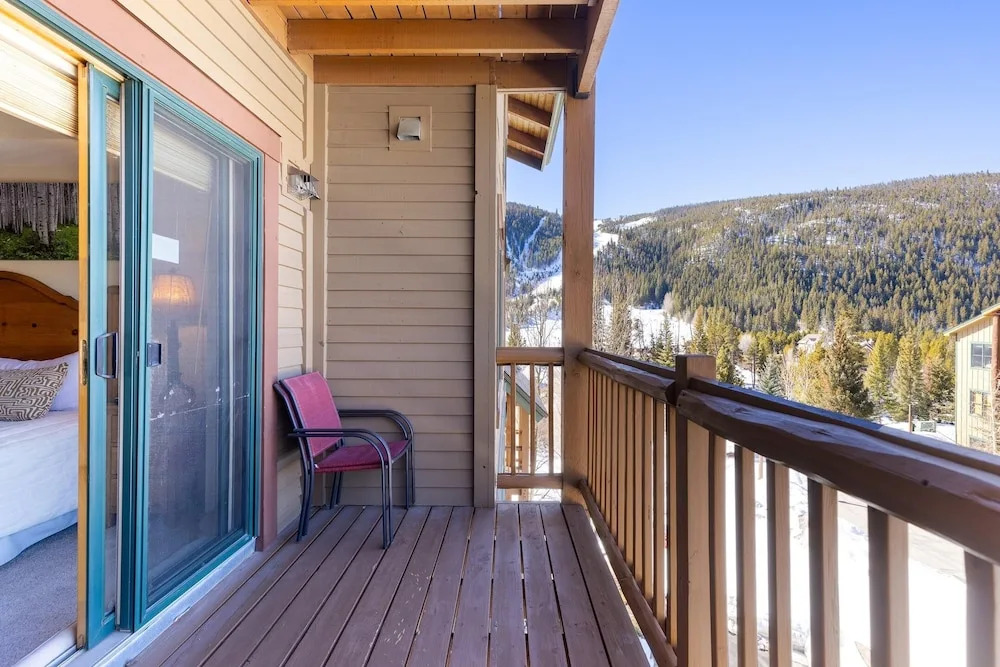 2640 Tenderfoot 3 Bedroom Condo by RedAwning