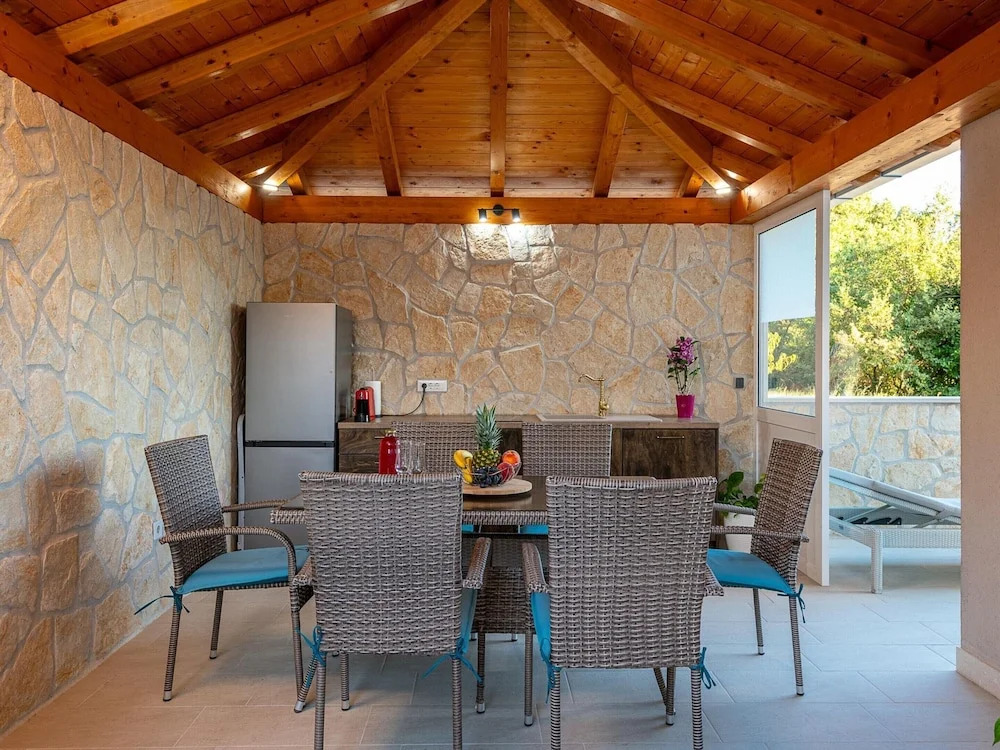 Spacious Apartment, Private Terrace in the Countryside, Wi-fi and Parking