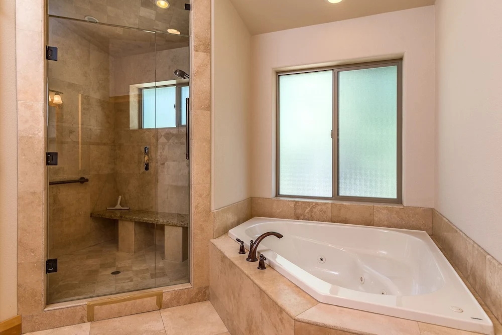 Large 4br W/ Pool, Fenced Backyard - Bike To Beach 4 Bedroom Home