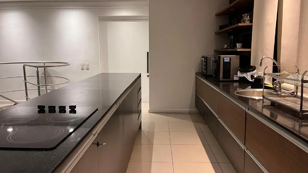 Luxuosa cobertura de 380m² a 850m da Av Beira Mar