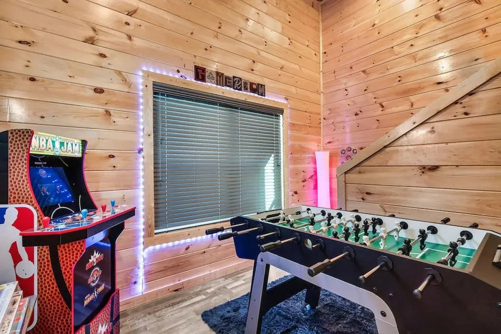 Modern 5 Bedroom Cabin Close-dollywood Game Room