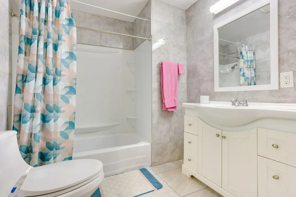 Charming Omaha Getaway - 3 Mi to Baxter Arena!