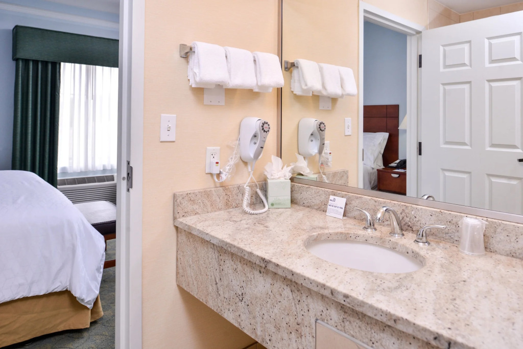 Holiday Inn Express Tampa N I-75 - University Area by IHG