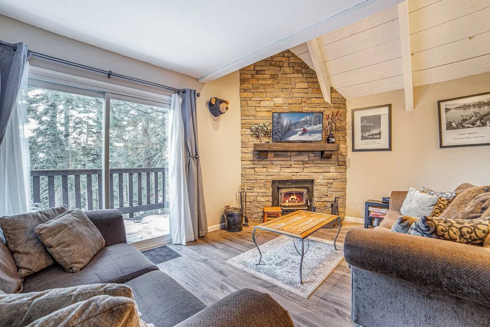 Remodeled Getaway W/ Spa, Walk To Ge! 2 Bedroom Home