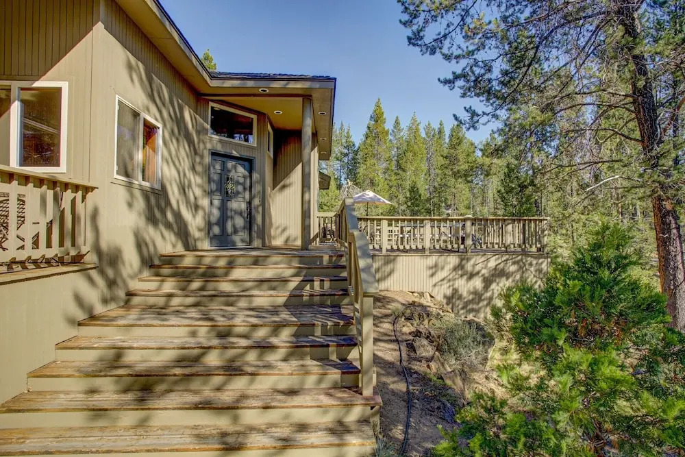 Stunning W/ Hot Tub & Expansive Deck 4 Bedroom Home
