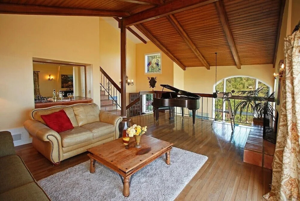 4BR 3BA Stunning Views by RedAwning