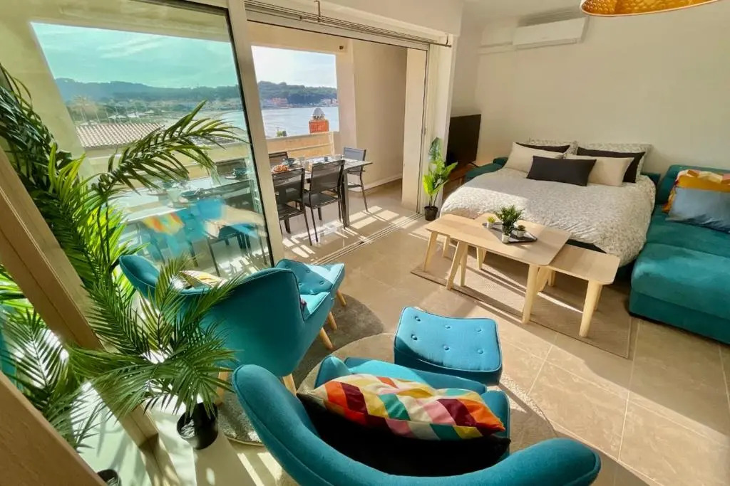 Magnificent 85m With BalconyIn Front Of Sea
