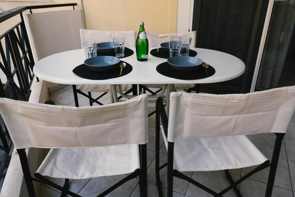 Spacious apartment close to the sea and the city center