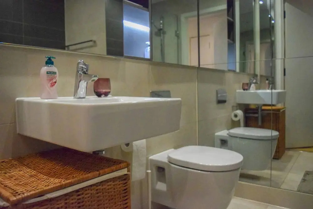 Modern 2 Bedroom Apartment with Balcony On The Canal
