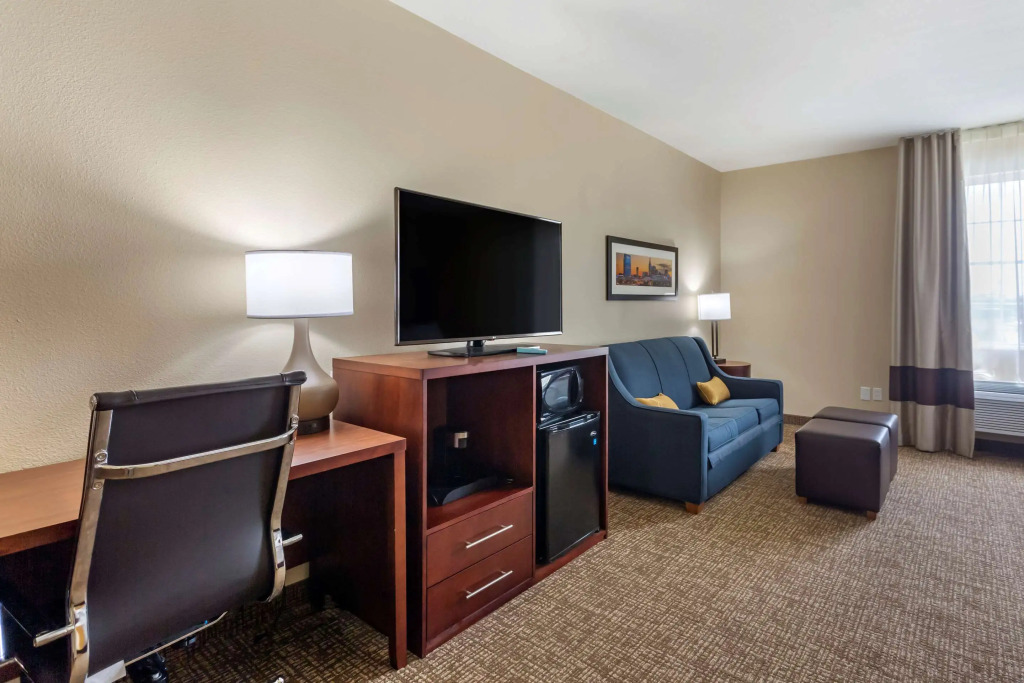 Comfort Suites Clarksville near Governors Square Mall